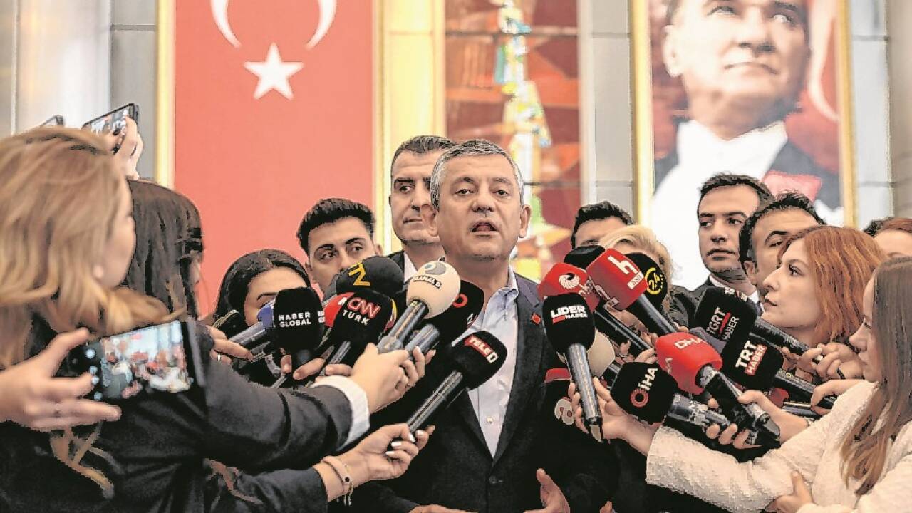 sn/APA/AFP/ADEM ALTAN CHP-Chef Özgür Özel zeigt sich kämpferisch.  sn/APA/AFP/ADEM ALTAN CHP-Chef Özgür Özel zeigt sich kämpferisch.