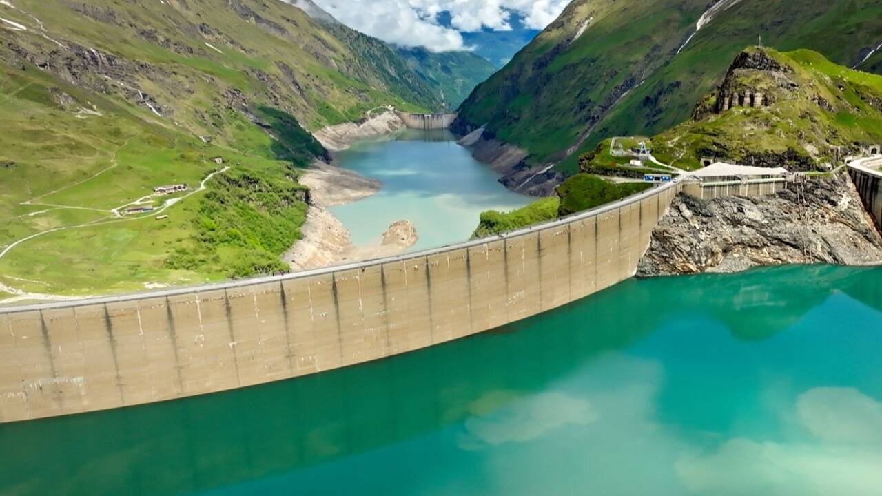 Die Staumauer Mooserboden Kaprun zieht auch Kletterer an.   Die Staumauer Mooserboden Kaprun zieht auch Kletterer an.