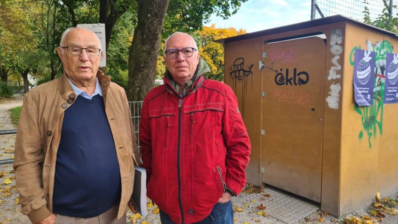 Das Öklo beim Spielplatz in der Schumacherstraße in Lehen sei fehl am Platz, meinen Anrainer Karl Schwarzenberger und Christian Reisinger vom Bewohnerservice Lehen.  Das Öklo beim Spielplatz in der Schumacherstraße in Lehen sei fehl am Platz, meinen Anrainer Karl Schwarzenberger und Christian Reisinger vom Bewohnerservice Lehen.