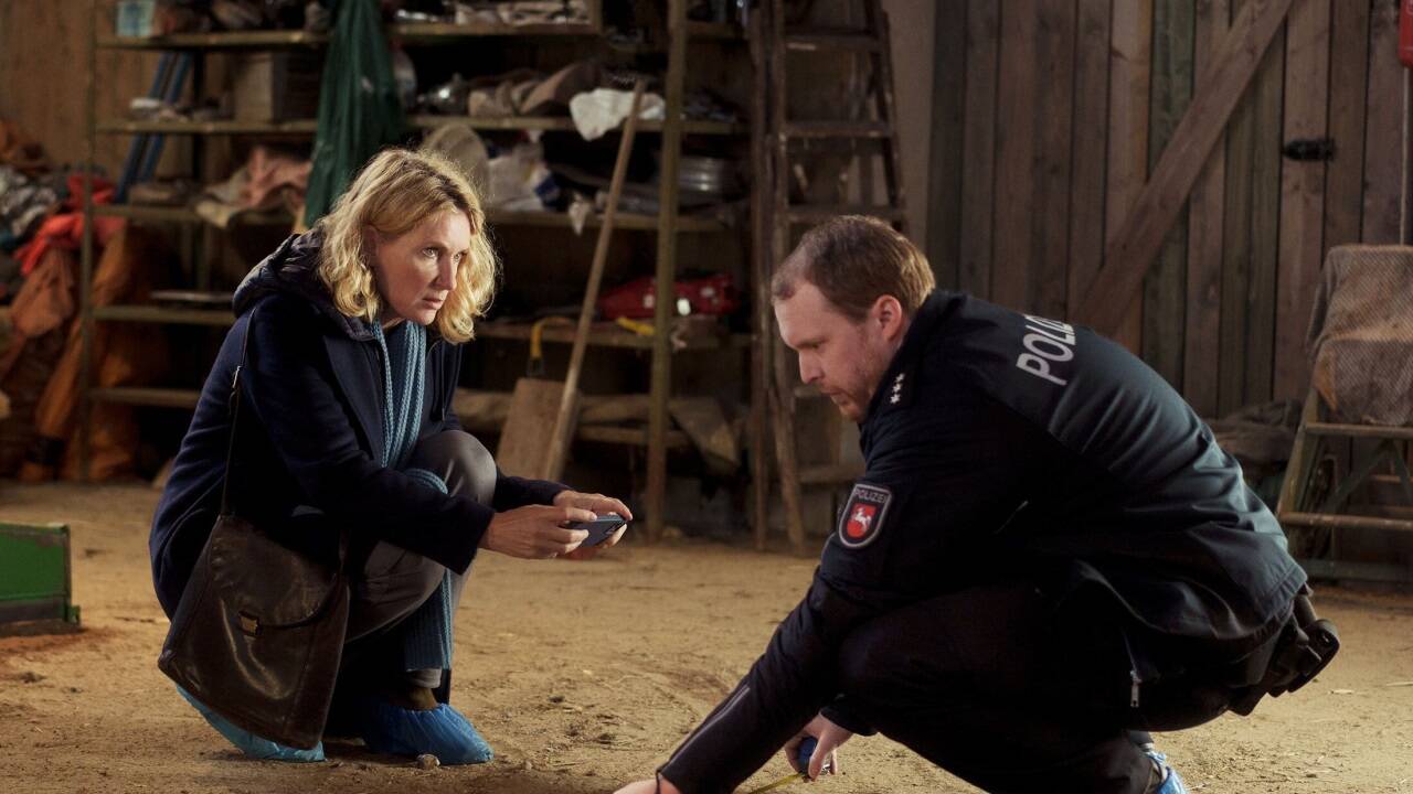 Lindholm (Maria Furtwängler) muss sich mit dem örtlichen Polizisten Olaf Gerke (Ole Fischer) abgeben, der offensichtlich eine eigene Auffassung von Polizeiarbeit im verstrickten ländlichen Bauernbiotop hat.   Lindholm (Maria Furtwängler) muss sich mit dem örtlichen Polizisten Olaf Gerke (Ole Fischer) abgeben, der offensichtlich eine eigene Auffassung von Polizeiarbeit im verstrickten ländlichen Bauernbiotop hat.