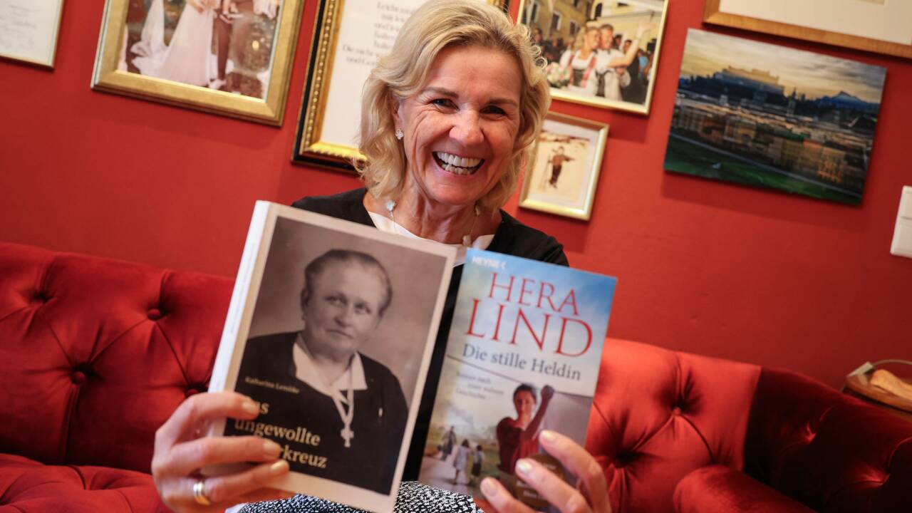 Hera Lind mit ihrem neuen Buch „Die stille Heldin“ und der biografischen Vorlage „Das ungewollte Mutterkreuz“ dazu.  Hera Lind mit ihrem neuen Buch „Die stille Heldin“ und der biografischen Vorlage „Das ungewollte Mutterkreuz“ dazu.