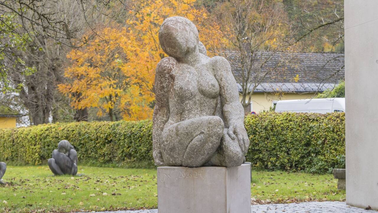 Kunstwerke zieren auch das Gelände der Brennerei Guglhof.  Kunstwerke zieren auch das Gelände der Brennerei Guglhof.