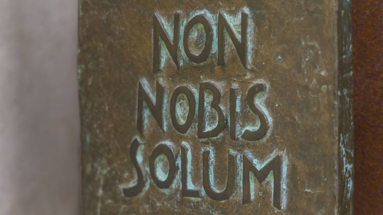„Nicht für uns allein“, steht auf dem Türgriff.  „Nicht für uns allein“, steht auf dem Türgriff.