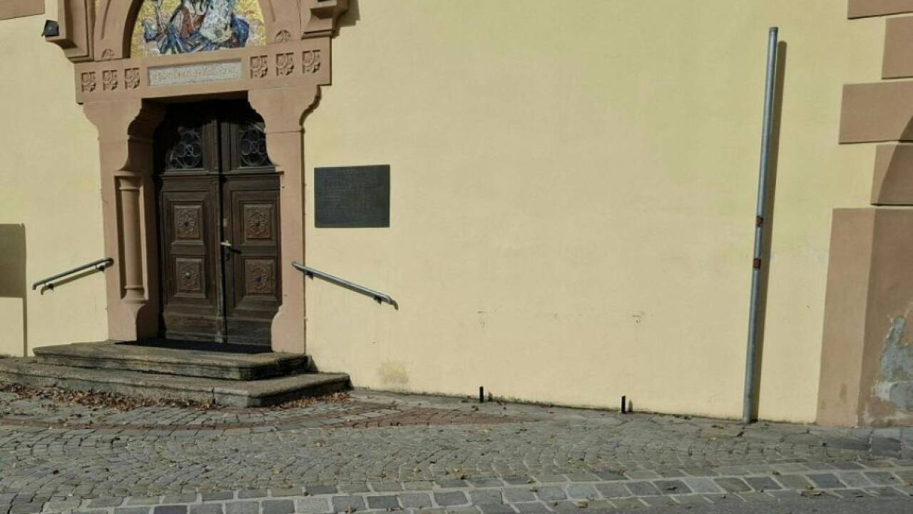 Ein Gmeiner-Denkmal stand lange Zeit vor der Imster Johanneskirche 