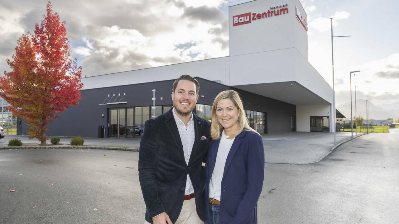 Die Geschäftsführer Daniela Punzengruber-Hannak (39) und ihr Bruder Florian Hannak (34) vom Bauzentrum Hannak vor dem neuen Standort in Hallein.  Die Geschäftsführer Daniela Punzengruber-Hannak (39) und ihr Bruder Florian Hannak (34) vom Bauzentrum Hannak vor dem neuen Standort in Hallein.