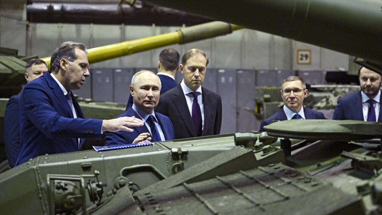 Der russische Präsident Putin beim Besuch einer Rüstungsfabrik.  
