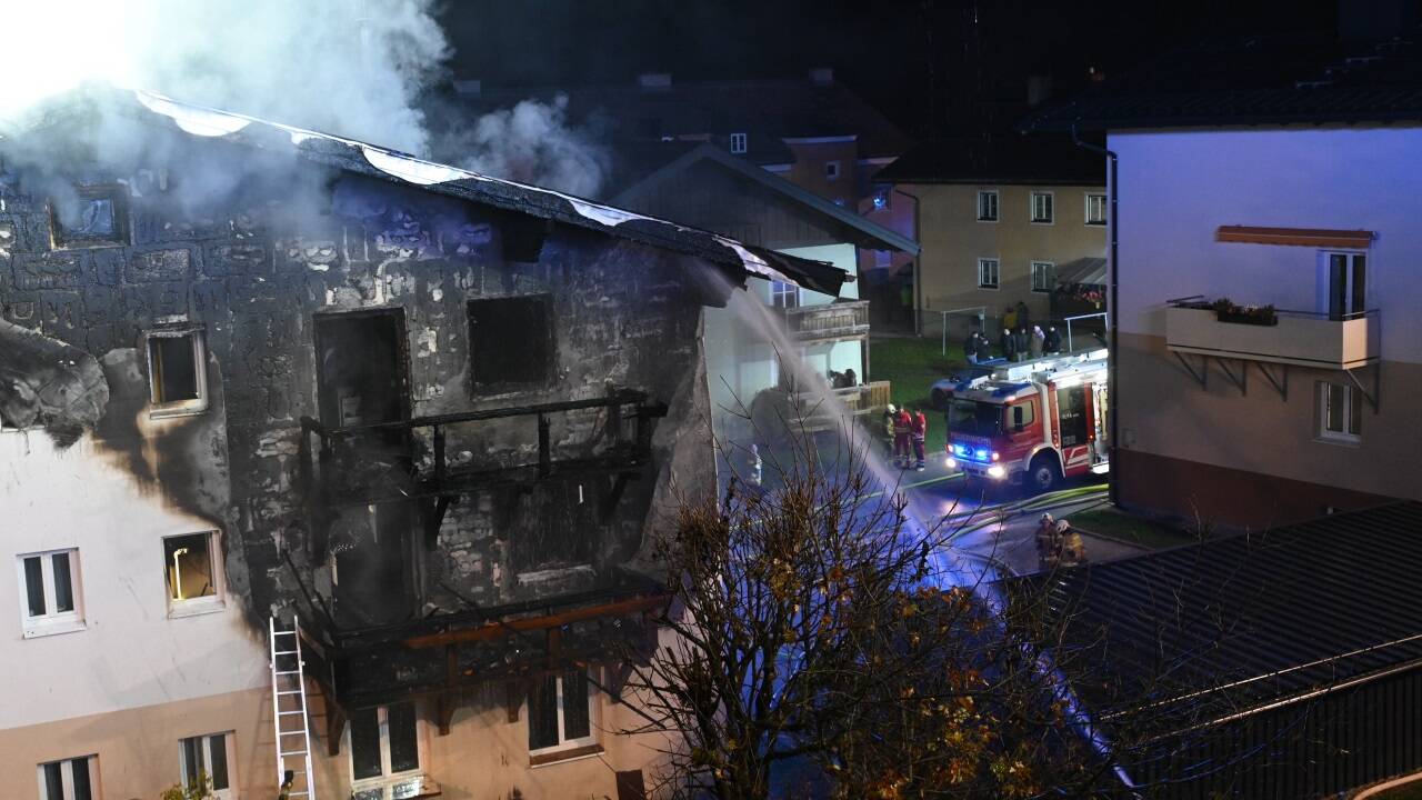 Durch eine brennende Gasflasche geriet am Freitagabend ein Wohnhaus in St. Johann in Brand. 175 Einsatzkräfte standen im Einsatz.  