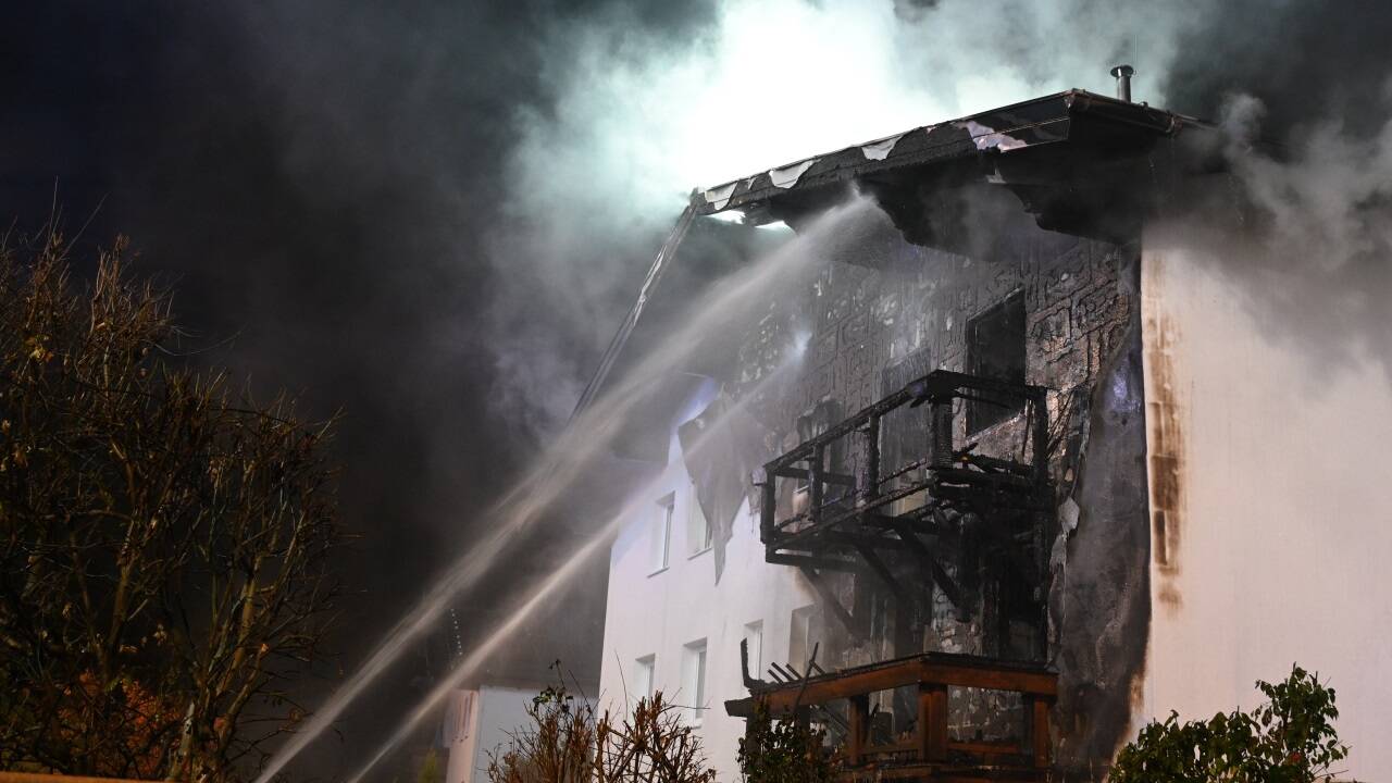 Durch eine brennende Gasflasche geriet am Freitagabend ein Wohnhaus in St. Johann in Brand. 175 Einsatzkräfte standen im Einsatz.  