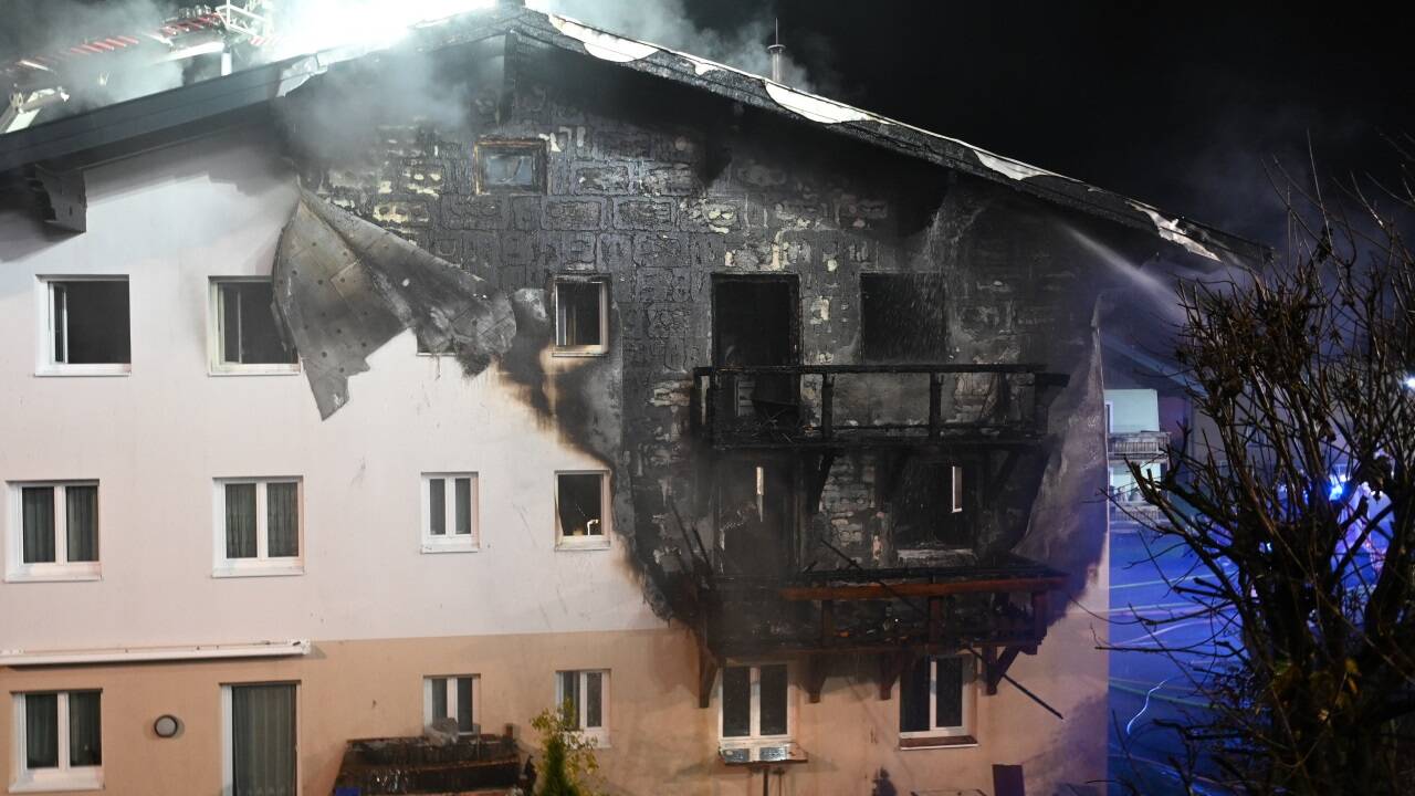 Durch eine brennende Gasflasche geriet am Freitagabend ein Wohnhaus in St. Johann in Brand. 175 Einsatzkräfte standen im Einsatz.  