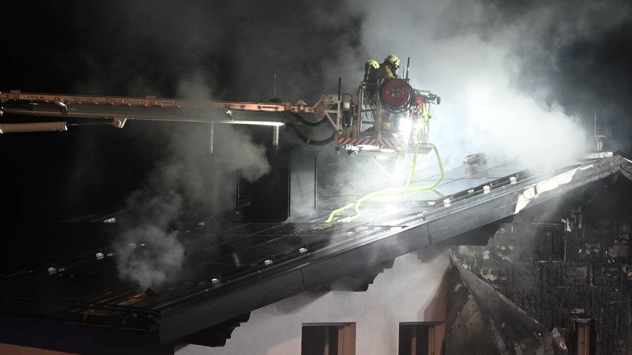 Durch eine brennende Gasflasche geriet am Freitagabend ein Wohnhaus in St. Johann in Brand. 175 Einsatzkräfte standen im Einsatz.  