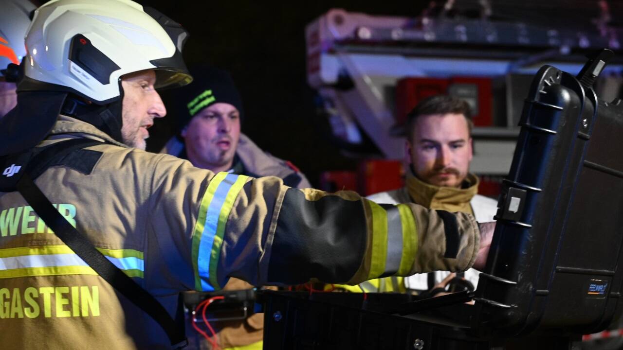 Durch eine brennende Gasflasche geriet am Freitagabend ein Wohnhaus in St. Johann in Brand. 175 Einsatzkräfte standen im Einsatz.  