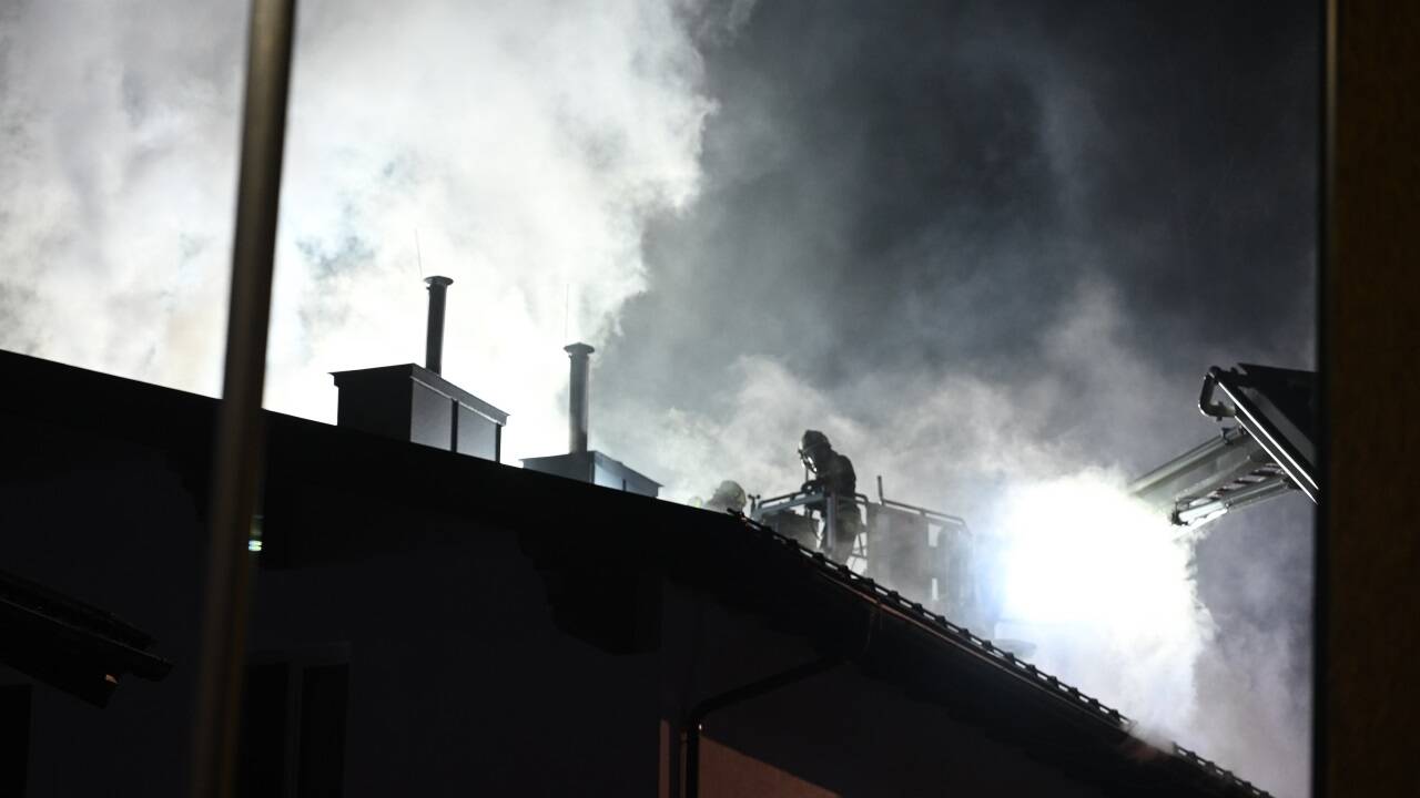 Durch eine brennende Gasflasche geriet am Freitagabend ein Wohnhaus in St. Johann in Brand. 175 Einsatzkräfte standen im Einsatz.  