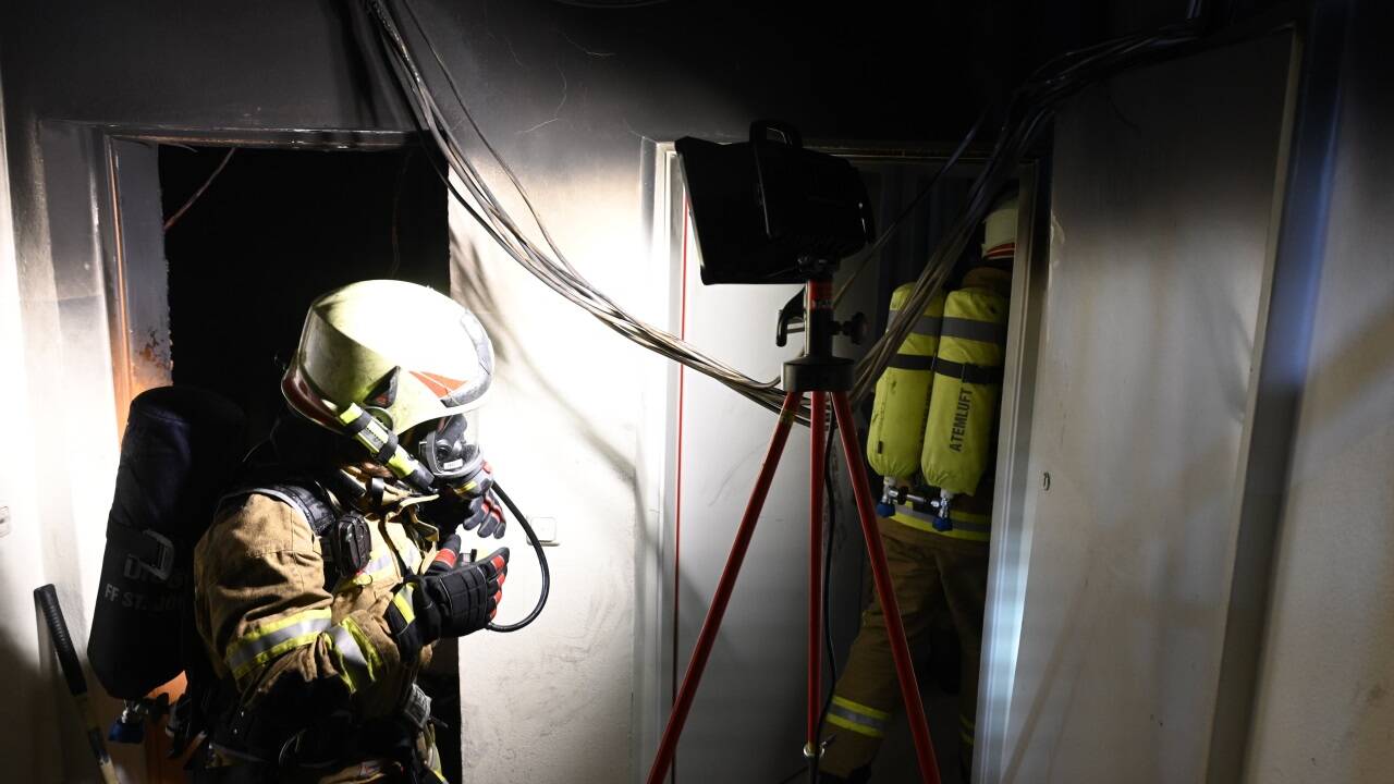 Durch eine brennende Gasflasche geriet am Freitagabend ein Wohnhaus in St. Johann in Brand. 175 Einsatzkräfte standen im Einsatz.  