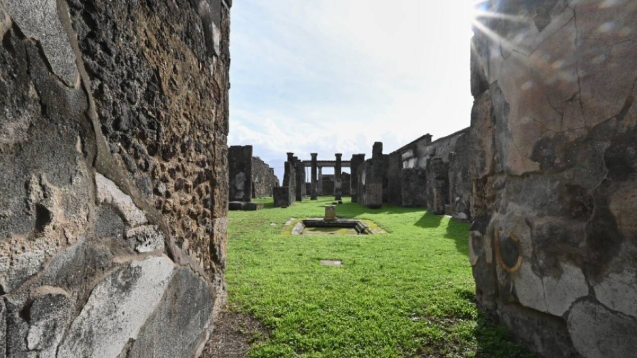Ein Tourist wollte sich nicht mit Fotos von Pompeji begnügen  Ein Tourist wollte sich nicht mit Fotos von Pompeji begnügen