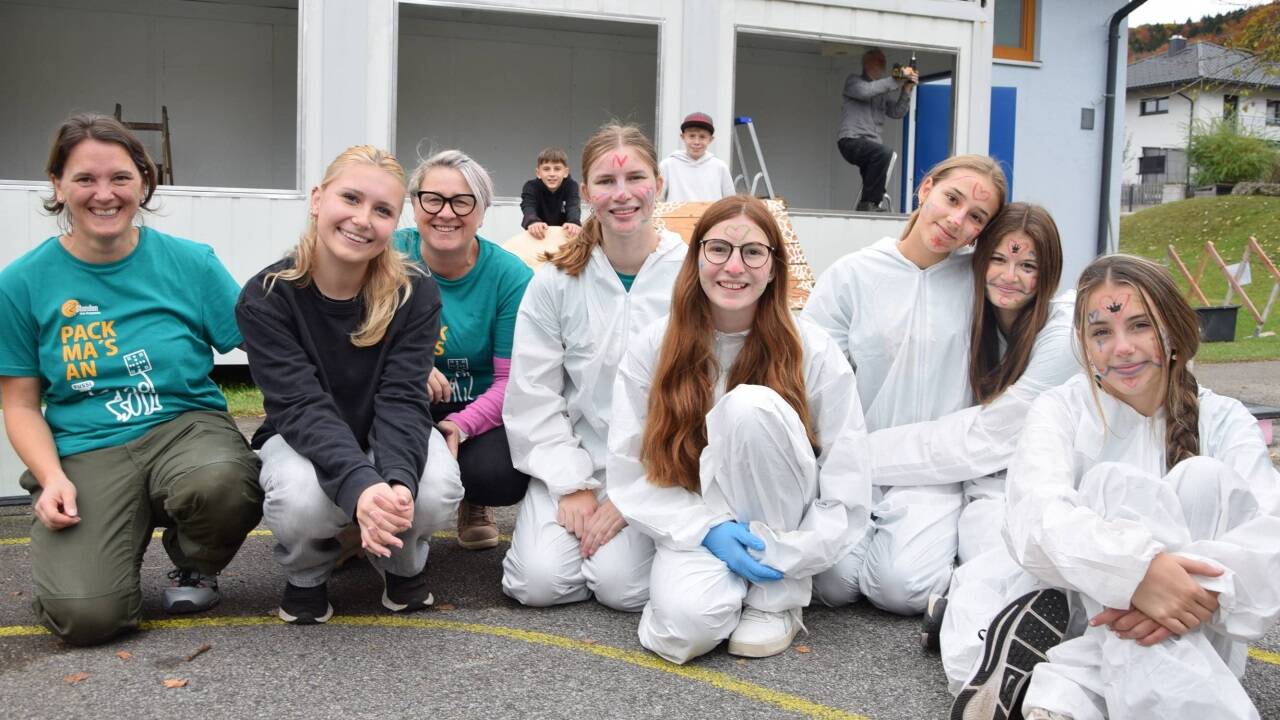 Die Projektbetreuerinnen Maria Löffelberger und Gerlinde Grabner (grünes Shirt) mit ihren „Altschar“-Schützlingen Emma, Daniel, Nina, Benjamin, Leah, Leonie, Linda und Caro (von links) während der Aktion „72 Stunden ohne Kompromiss“.  Die Projektbetreuerinnen Maria Löffelberger und Gerlinde Grabner (grünes Shirt) mit ihren „Altschar“-Schützlingen Emma, Daniel, Nina, Benjamin, Leah, Leonie, Linda und Caro (von links) während der Aktion „72 Stunden ohne Kompromiss“.