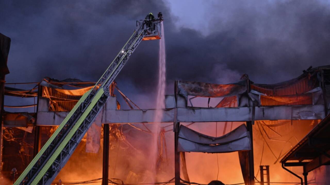 Feuerwehr in Kiew nach russischen Angriffen im Einsatz  Feuerwehr in Kiew nach russischen Angriffen im Einsatz