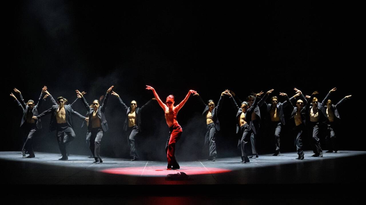 Chigusa Fujiyoshi und Ballettensemble in „Boléro“  Chigusa Fujiyoshi und Ballettensemble in „Boléro“