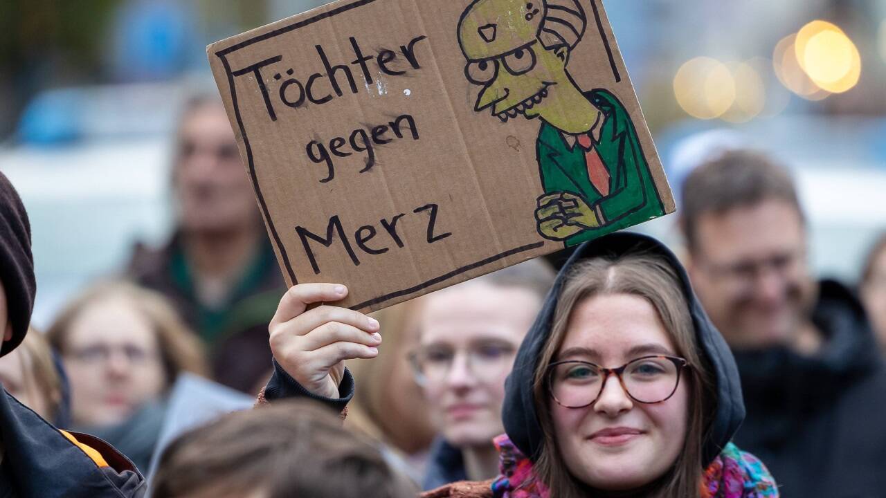 In vielen Städten wurde am Wochenende gegen die Stadtbild-Äußerung von Merz demonstriert.   In vielen Städten wurde am Wochenende gegen die Stadtbild-Äußerung von Merz demonstriert.