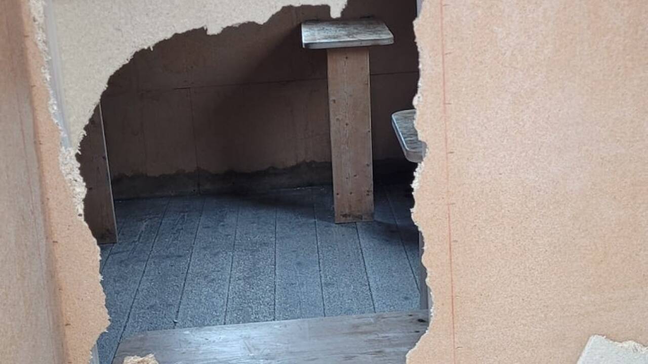 Mit roher Gewalt wurde eine Wand der Notunterstandshütte eingeschlagen.  Mit roher Gewalt wurde eine Wand der Notunterstandshütte eingeschlagen.