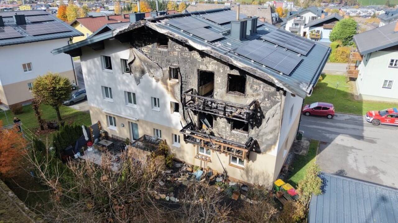 Das Mehrparteienhaus ist nach dem Inferno am Freitagabend nicht mehr bewohnbar.  