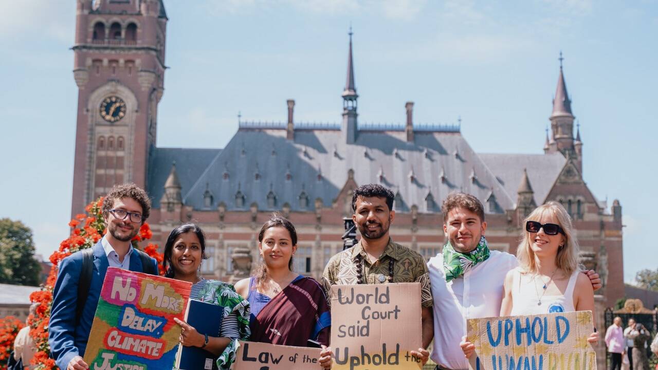 Theresa Amor-Jürgenssen (r.) mit Kollegen vor dem Internationalen Gerichtshof in Den Haag.  