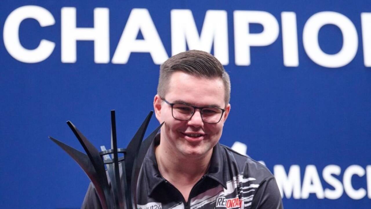 Van Veen bejubelt den EM-Titel  Van Veen bejubelt den EM-Titel
