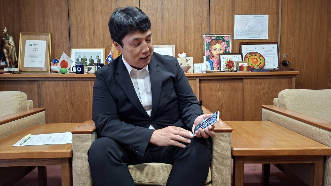 Masafumi Kouki ist seit mehr als zehn Jahren Bürgermeister von Toyoake – und will, dass seine Bürger weniger am Handy hängen.  Masafumi Kouki ist seit mehr als zehn Jahren Bürgermeister von Toyoake – und will, dass seine Bürger weniger am Handy hängen.