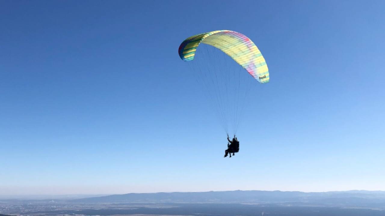 Der Paragleiter-Pilot stürzte in umwegsamem Gelände ab (Symbolbild) Der Paragleiter-Pilot stürzte in umwegsamem Gelände ab (Symbolbild)