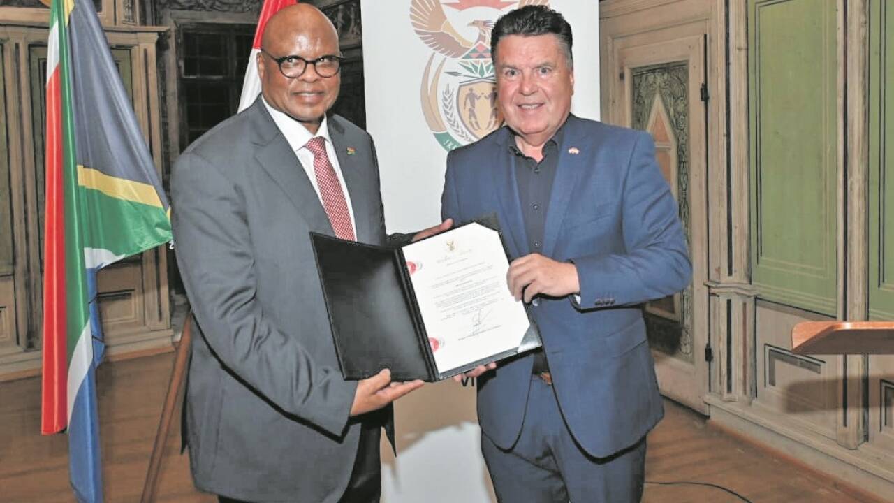 Der südafrikanische Botschafter in Wien, Rapulane Molekane, überreichte das Original-Exequatur an Hans Mayr. 