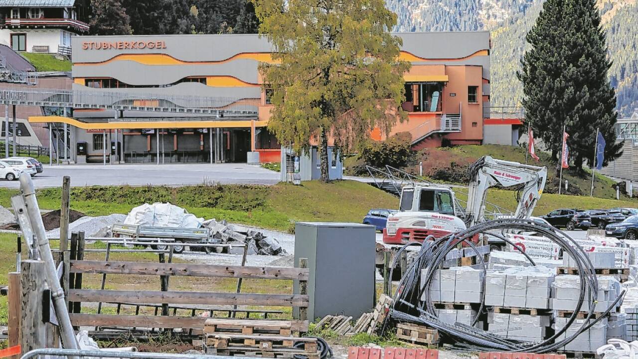 Vergangene Woche wurde am Parkplatz der Stubnerkogelbahn noch Baumaterial der ÖBB gelagert.   Vergangene Woche wurde am Parkplatz der Stubnerkogelbahn noch Baumaterial der ÖBB gelagert.