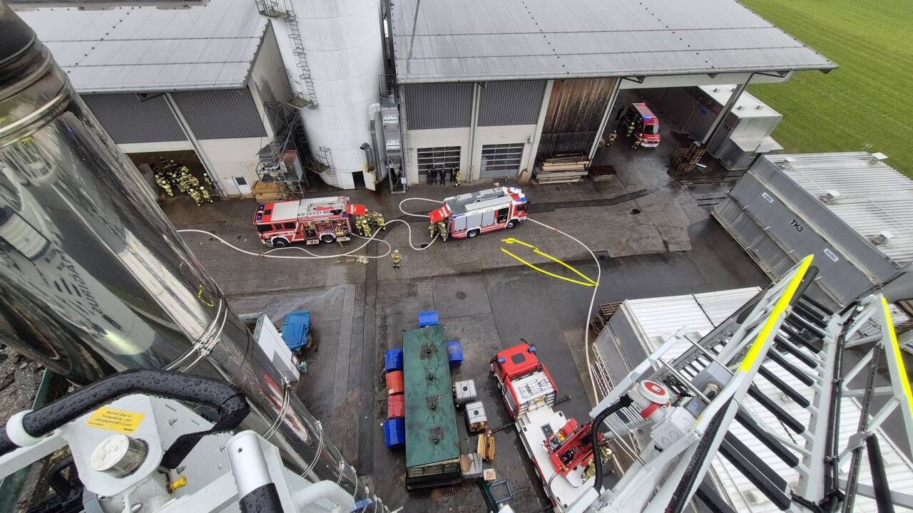 Bei Mafi in Straßwalchen brach am Montagvormittag ein Feuer aus. 