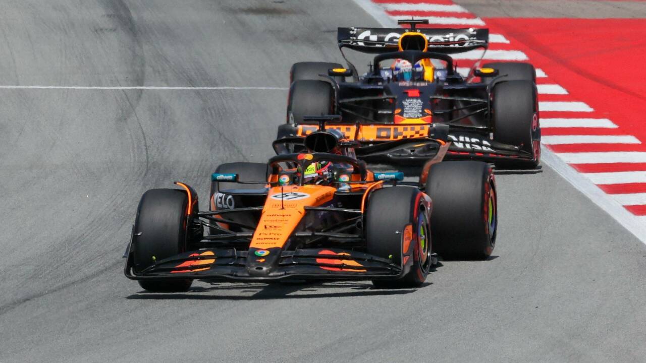 Weltmeister Max Verstappen (hinten) ist McLaren auf den Fersen.  Weltmeister Max Verstappen (hinten) ist McLaren auf den Fersen.