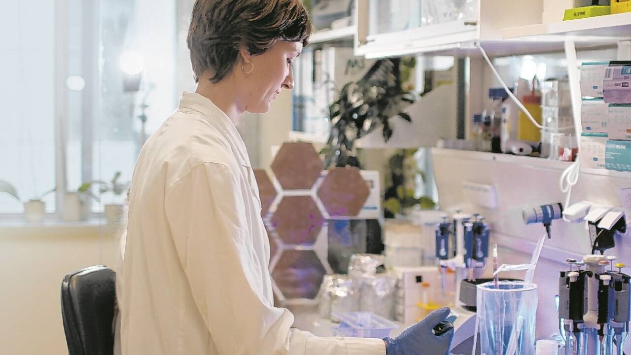 Die Pongauerin Theresa Haitzmann im Labor.  Die Pongauerin Theresa Haitzmann im Labor.