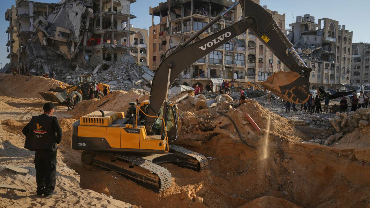 Im Gazastreifen steht laut palästinensischen Quellen viel zu wenig schweres Gerät zur Verfügung, um die unter den Trümmern der Häuser liegenden Toten zu bergen.  Im Gazastreifen steht laut palästinensischen Quellen viel zu wenig schweres Gerät zur Verfügung, um die unter den Trümmern der Häuser liegenden Toten zu bergen.