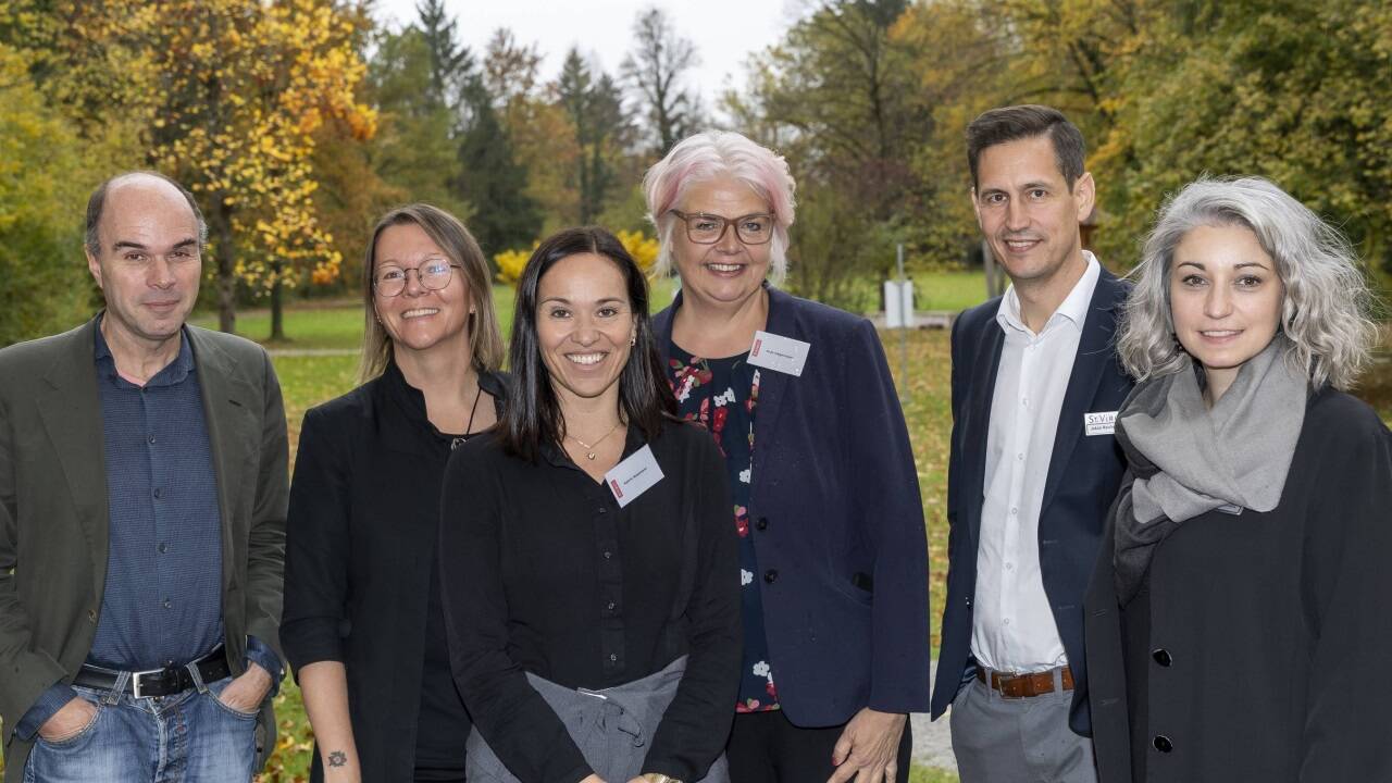 Der Kongress „Jedermanns Tod“ ist eine Kooperation des Salzburger Bildungszentrums St. Virgil und der Stadt Salzburg. Im Bild v.l.: KI-Experte David Röthler, Eva Spießberger und Anja Hagenauer vom Team Vielfalt der Stadt, Direktor Jakob Reichenberger und Lisa Maria Jindra von St. Virgil sowie FH-Professorin Katrin Rossmann (vorn Mitte). 