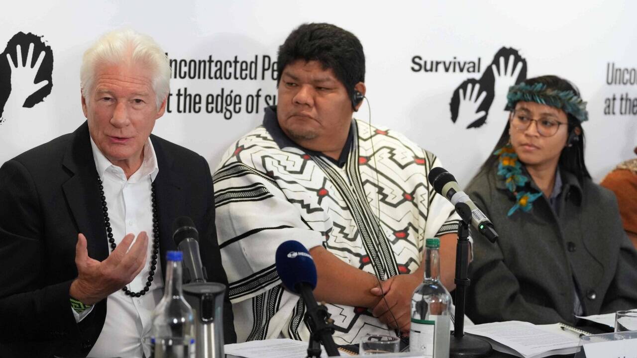 Der Schauspieler Richard Gere (links) war bei der Präsentation des Berichts in London am 27. Oktober anwesend. Neben ihm sitzen Lucas Manchineri und Maipatxi Apurina.   Der Schauspieler Richard Gere (links) war bei der Präsentation des Berichts in London am 27. Oktober anwesend. Neben ihm sitzen Lucas Manchineri und Maipatxi Apurina.