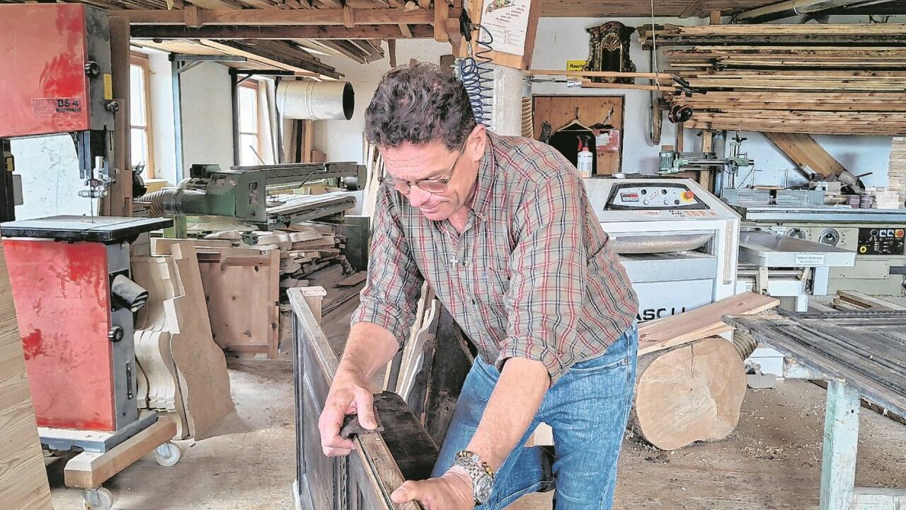 Ein Mann für spezielle Fälle: Rupert Kreuzberger restauriert sakrale und profane Einrichtungsgegenstände mit fachkundiger Hand.  Ein Mann für spezielle Fälle: Rupert Kreuzberger restauriert sakrale und profane Einrichtungsgegenstände mit fachkundiger Hand.