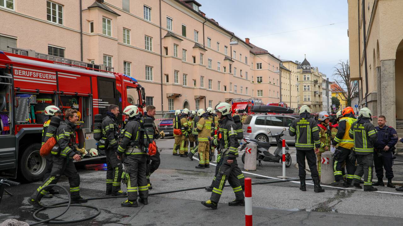 Die Straße ist derzeit abgesperrt. Es kommt im Umkreis zu starken Verkehrsverzögerungen.  Die Straße ist derzeit abgesperrt. Es kommt im Umkreis zu starken Verkehrsverzögerungen.