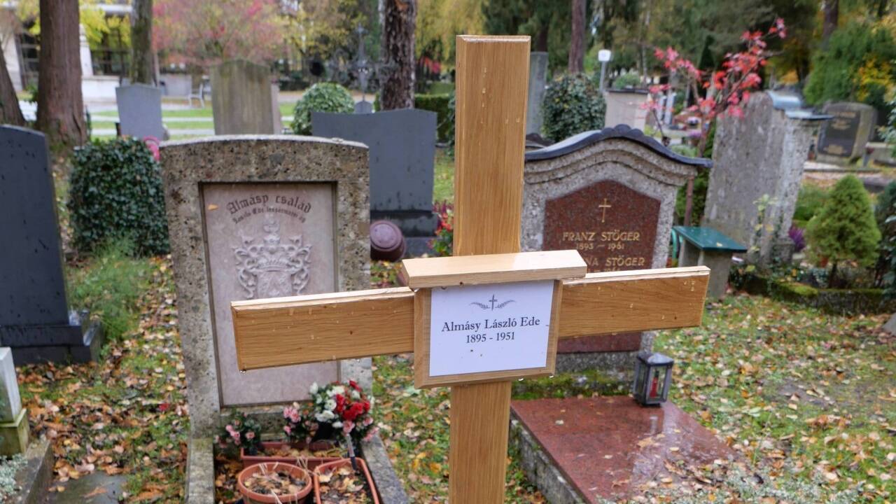 Das provisorische Grab von Ladislaus Eduard Almásy auf dem Salzburger Kommunalfriedhof.   Das provisorische Grab von Ladislaus Eduard Almásy auf dem Salzburger Kommunalfriedhof.