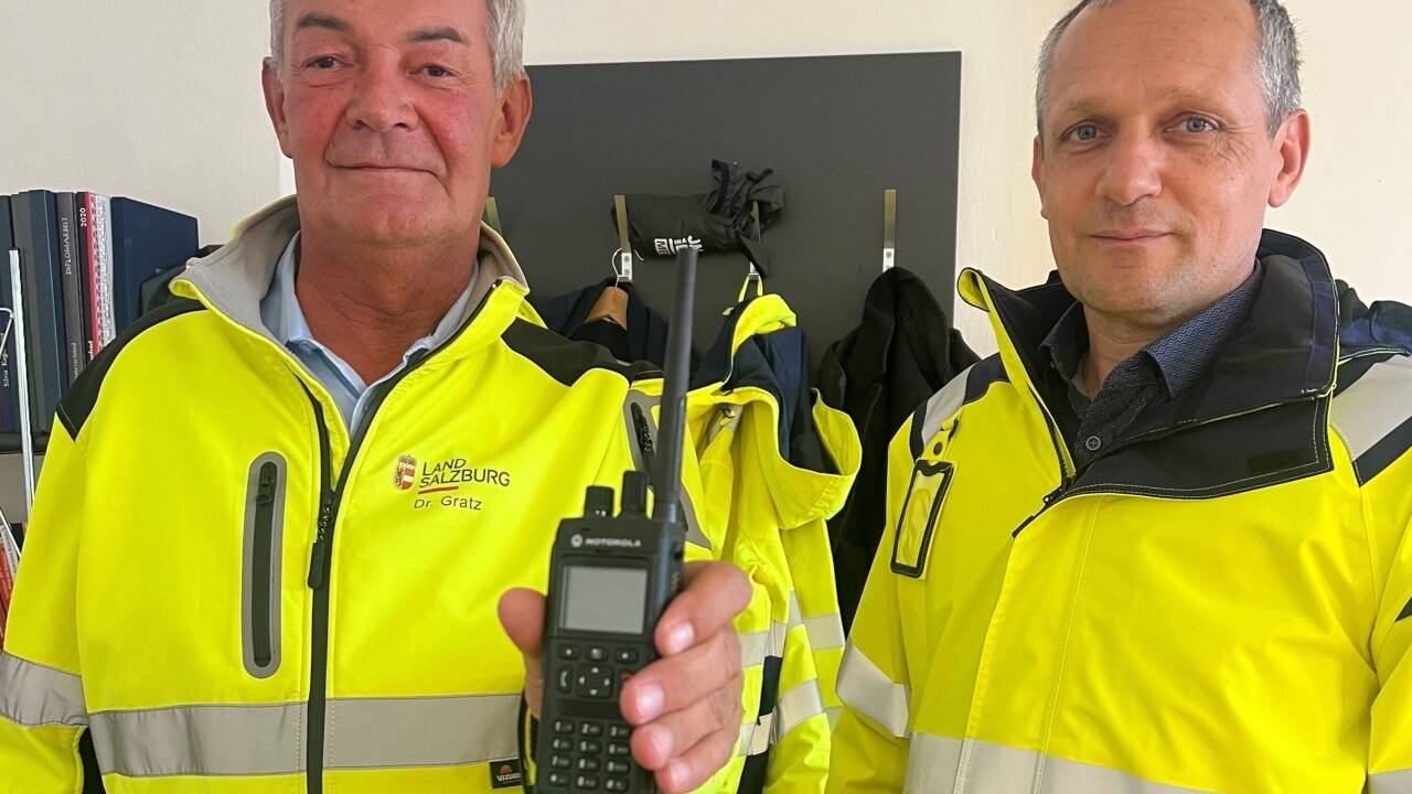 Bezirkshauptmann Bernhard Gratz mit seinem BOS-Funkgerät. Mit im Bild ist Manfred Pongruber, der stellvertretende Katastrophenreferent des Bezirks Zell am See. „Im Pinzgau ist die Gefahr für Naturkatastophen besonders groß“, sagen sie.   Bezirkshauptmann Bernhard Gratz mit seinem BOS-Funkgerät. Mit im Bild ist Manfred Pongruber, der stellvertretende Katastrophenreferent des Bezirks Zell am See. „Im Pinzgau ist die Gefahr für Naturkatastophen besonders groß“, sagen sie.