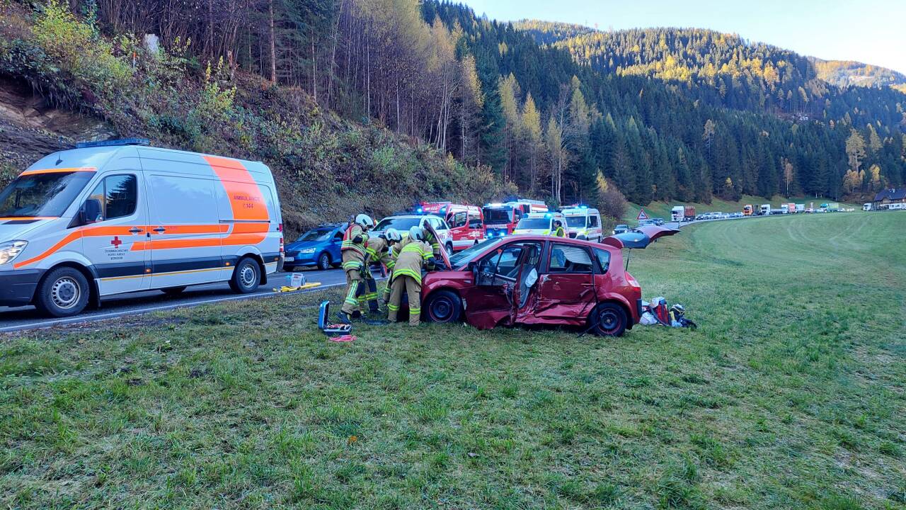 Eine Person wurde bei dem Unfall eingeklemmt.  Eine Person wurde bei dem Unfall eingeklemmt.