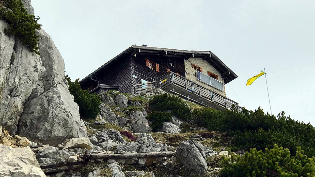 Das Reichenhaller Haus auf dem Hochstaufen.  Das Reichenhaller Haus auf dem Hochstaufen.