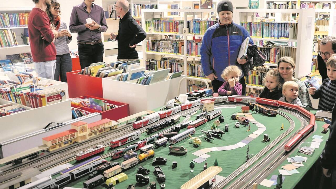 Ausreichend Platz bietet jetzt der neue Standort der öffentlichen Bibliothek Seekirchen über dem Spar-Markt. Die Kinder freuten sich bei der Eröffnung besonders über die Modelleisenbahn von Jakob Winkler.   Ausreichend Platz bietet jetzt der neue Standort der öffentlichen Bibliothek Seekirchen über dem Spar-Markt. Die Kinder freuten sich bei der Eröffnung besonders über die Modelleisenbahn von Jakob Winkler.