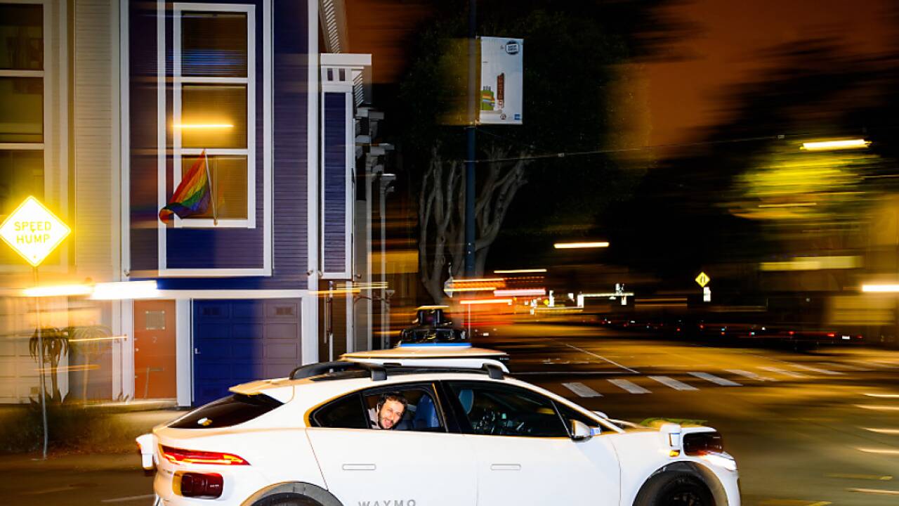 In San Francisco gehören selbstfahrende Taxis schon zum Straßenbild.  In San Francisco gehören selbstfahrende Taxis schon zum Straßenbild.