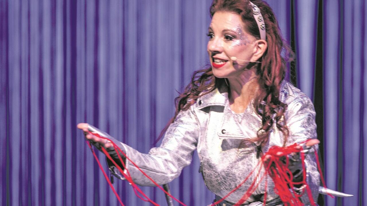 Silke Stein spielt selbst im Stück mit und führt gleichzeitig Regie.  Silke Stein spielt selbst im Stück mit und führt gleichzeitig Regie.