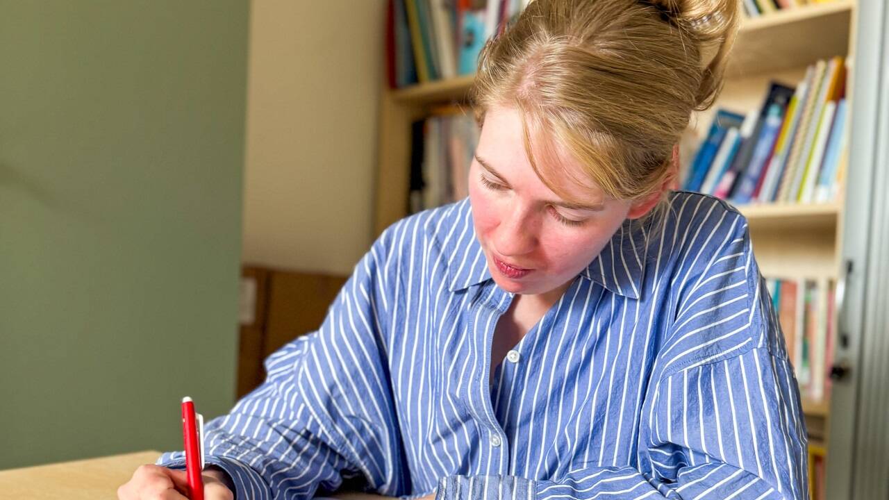Joanna besucht einen Kurs an der Wiener Volkshochschule, um ihren Pflichtschulabschluss nachzuholen. Dafür muss sie Basiswissen verbessern.   Joanna besucht einen Kurs an der Wiener Volkshochschule, um ihren Pflichtschulabschluss nachzuholen. Dafür muss sie Basiswissen verbessern.
