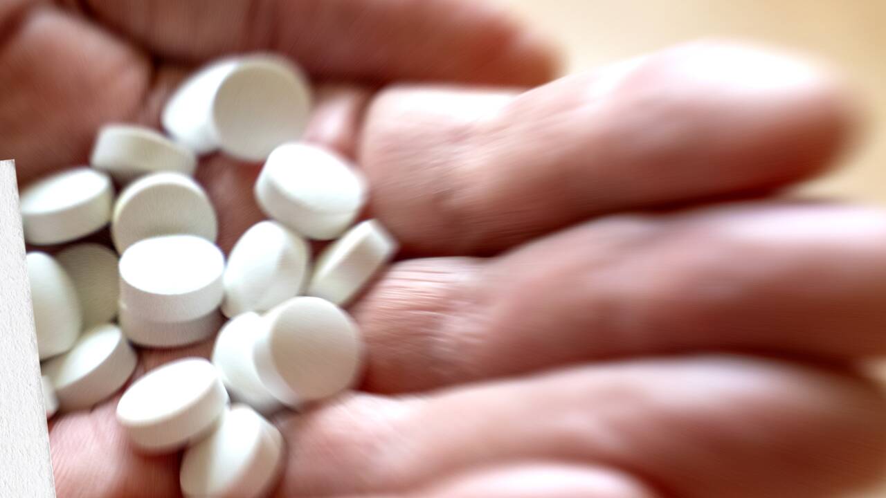 85-Jähriger, selbst schwer krank, verabreichte gleichaltriger, auf 24-Stunden-Pflege angewiesener Gattin einen Trunk mit Schlaftabletten - und trank auch selbst davon (Symbolbild).   85-Jähriger, selbst schwer krank, verabreichte gleichaltriger, auf 24-Stunden-Pflege angewiesener Gattin einen Trunk mit Schlaftabletten - und trank auch selbst davon (Symbolbild).