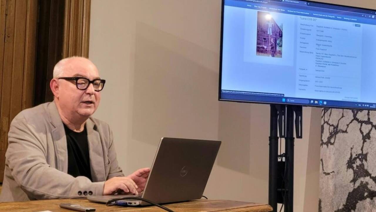 Klaus Kastberger präsentiert Datenbank mit Fotos von Gerhard Roth  Klaus Kastberger präsentiert Datenbank mit Fotos von Gerhard Roth