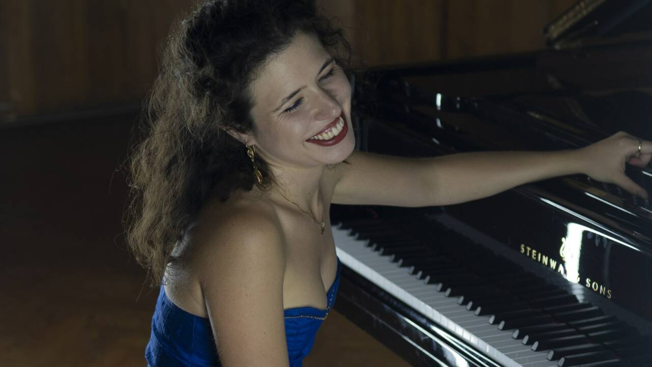 Pianistin Minka Popović.  Pianistin Minka Popović.