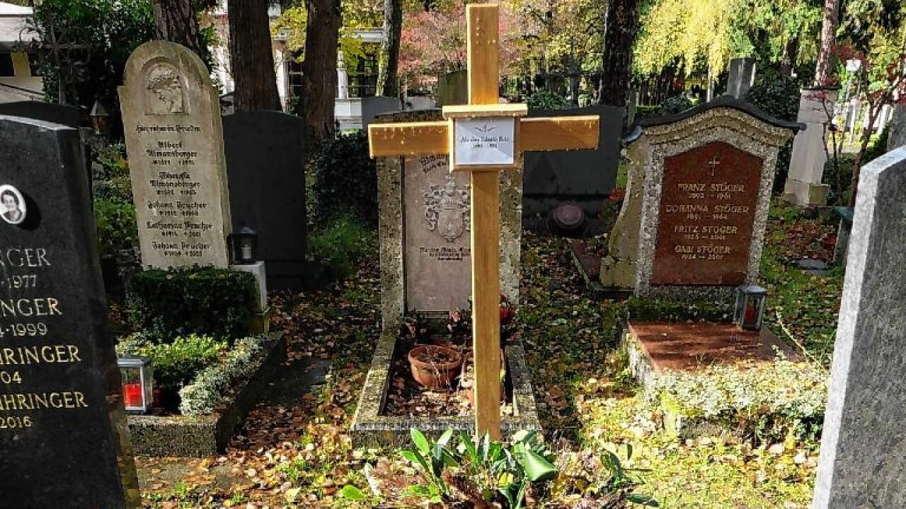 Das provisorische Grab von Ladislaus Eduard Almásy auf dem Salzburger Kommunalfriedhof.   Das provisorische Grab von Ladislaus Eduard Almásy auf dem Salzburger Kommunalfriedhof.